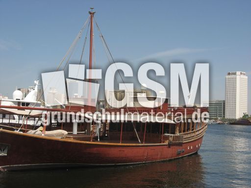 007 Dhau am Dubai Creek.JPG